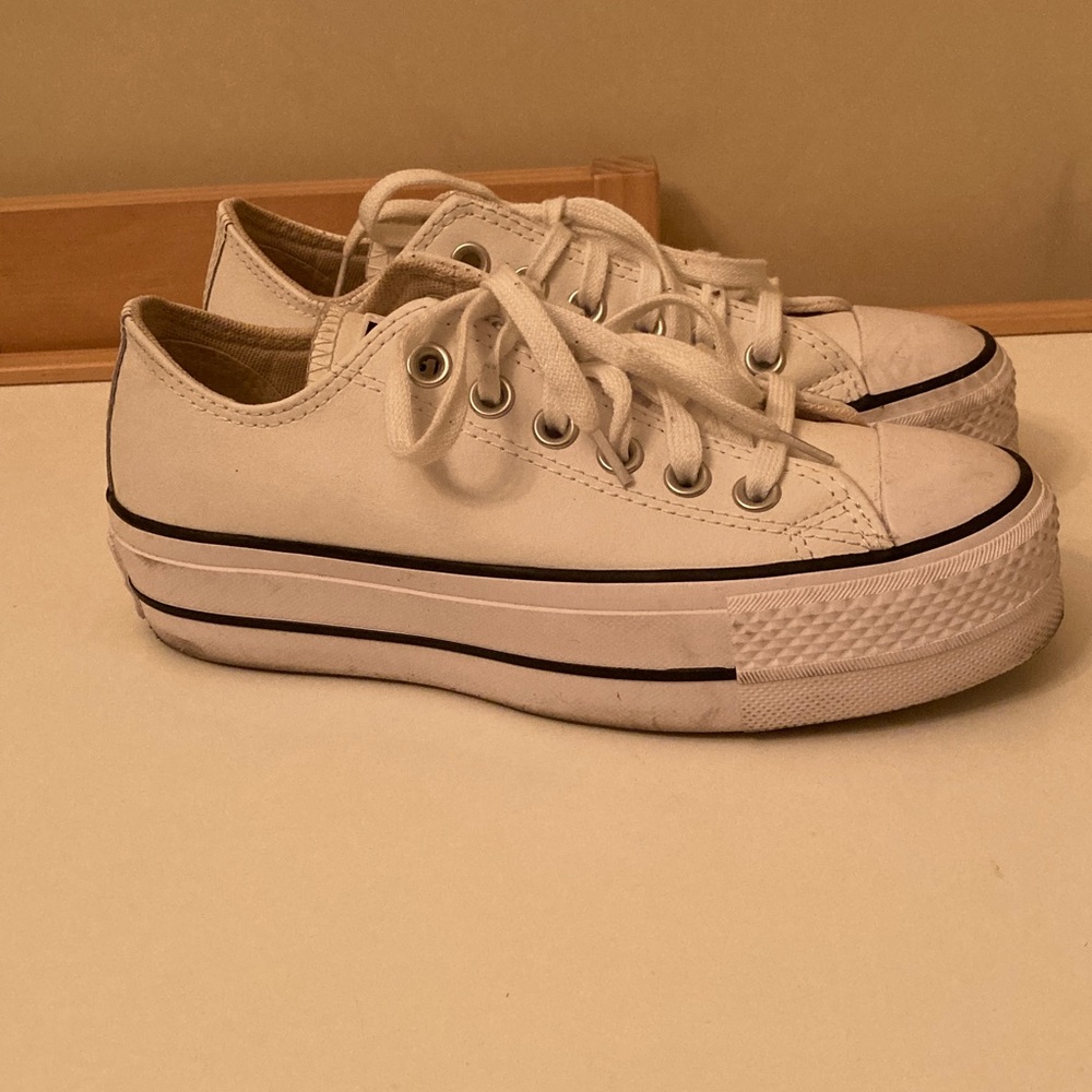 Converse Leather platform size W5